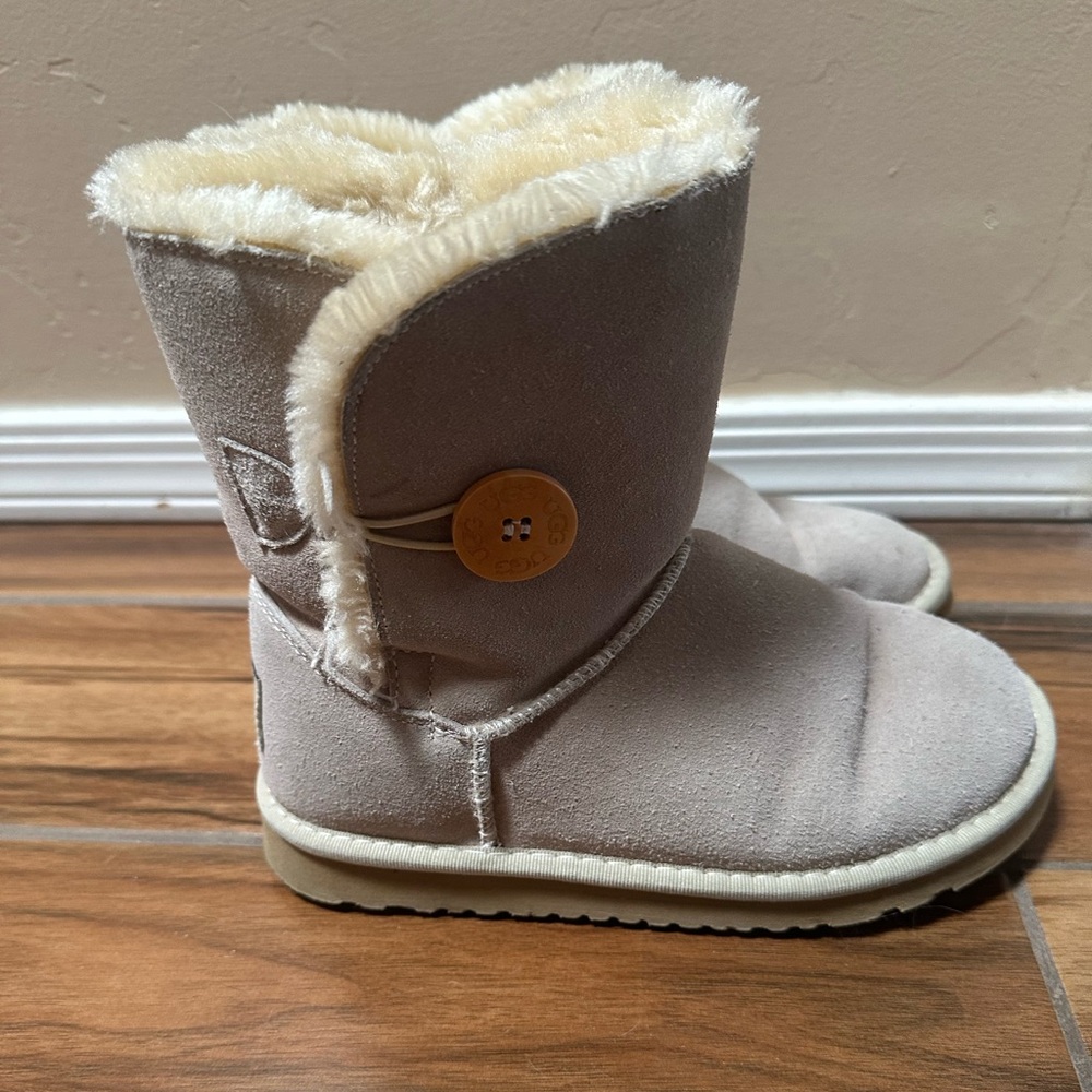 UGGs - Picture 4 of 4